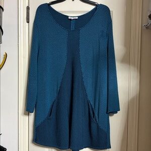 Dark teal, long tunic with front pockets.